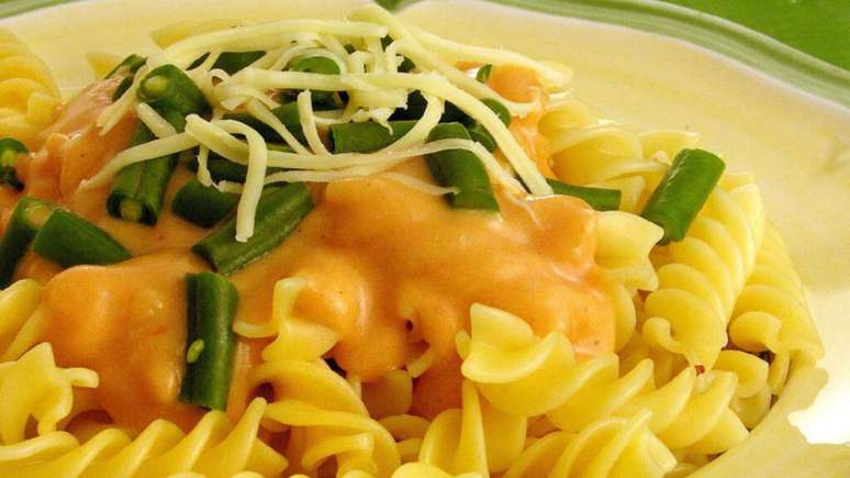 Fusilli with pink sauce and green beans
