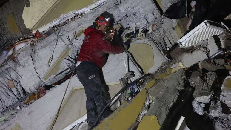 Equipes de resgate cavaram com as pr&oacute;prias m&atilde;os para alcan&ccedil;ar os sobreviventes