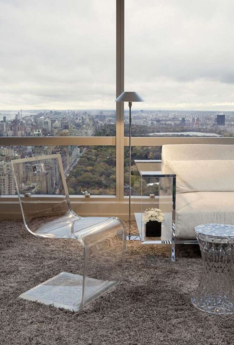 34. Sala de jantar clean com cadeiras decorativas de acrilico transparente &ndash; Foto Decor Facil