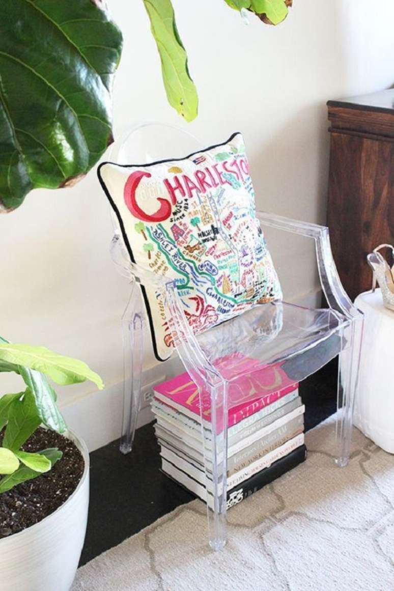 31. Sala de estar com cadeira decorativa transparente &ndash; Foto Decor Facil