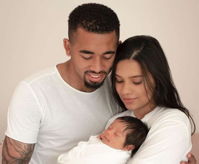 Gabriel Jesus, Raiane Lima e a filha do casal, Helena, de seis meses (Foto: Reprodução/Instagram)