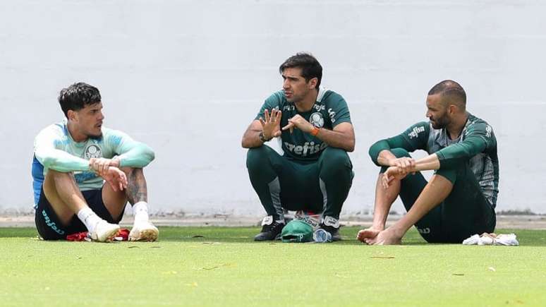 Venda de Kuscevic pode abrir espaço para reforço na zaga do Palmeiras