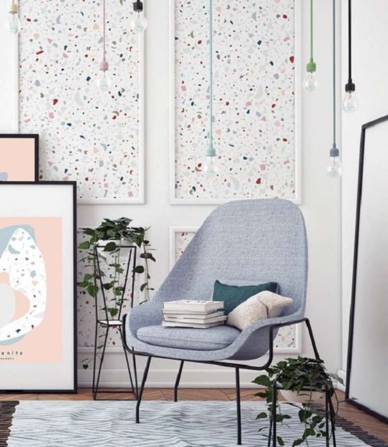 3. Sala de estar decorada com granilite e cadeiras decorativas &ndash; Foto Frenchy Fancy