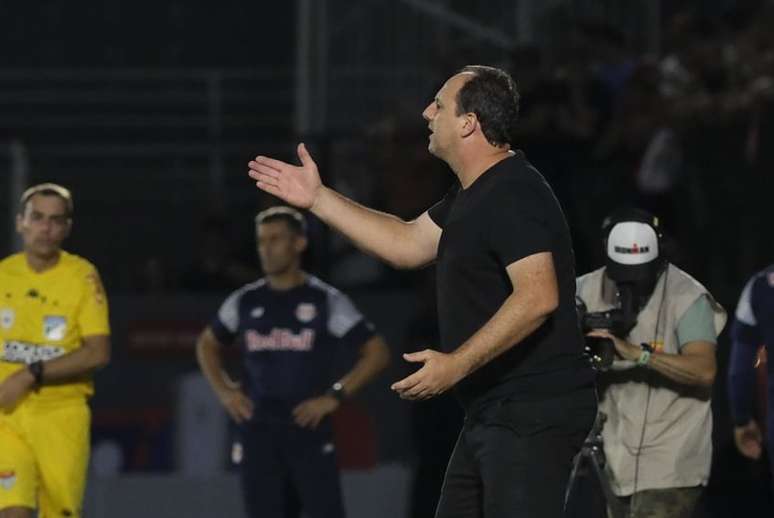 Ceni dá instruções no São Paulo durante derrota para o Bragantino (Foto: Rubens Chiri/São Paulo FC)