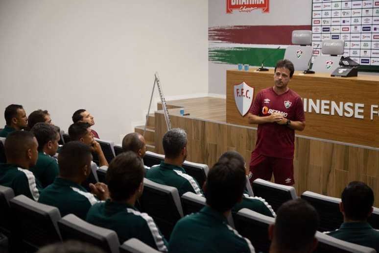 Fernando Diniz conversou com profissionais das categorias de base (Foto: Marcelo Gonçalves / Fluminense)