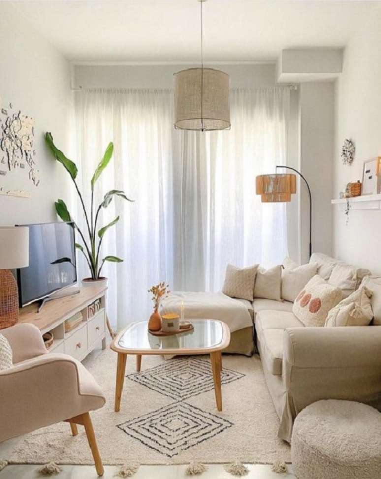 38. Sof&aacute; com chaise para sala com cadeiras decorativas &ndash; Foto AMiasiD