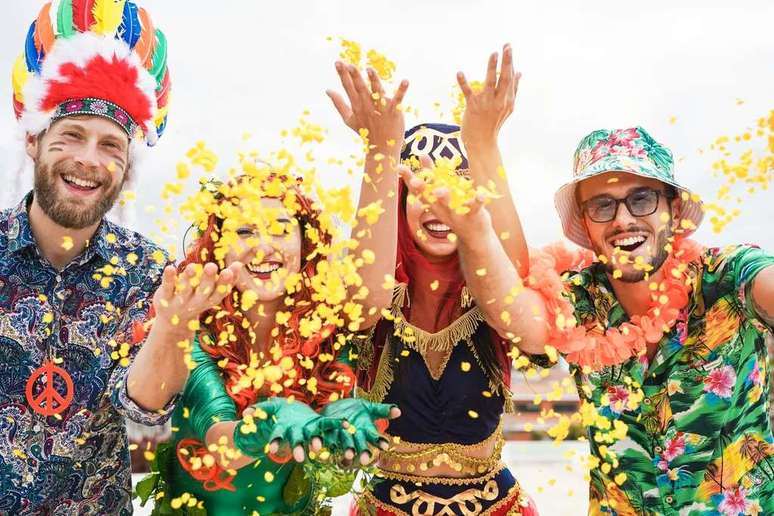 Casos da doença do beijo aumentam em adolescentes e adultos na época de carnaval (Imagem: DisobeyArtPhotography/Envato)