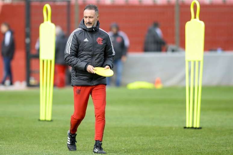 Vítor Pereira faz mistério com escalação do Flamengo e pede calma: Dar tempo ao tempo