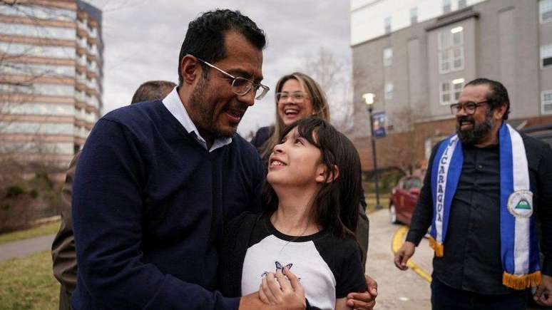 Felix Maradiaga abraça a filha ao comemorar sua chegada aos EUA