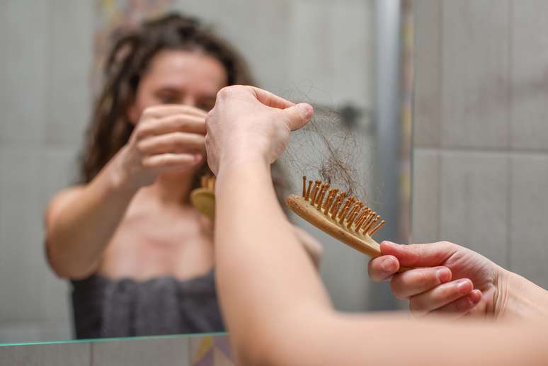 A queda de cabelo também pode ser um dos sinais da deficiência de ferro