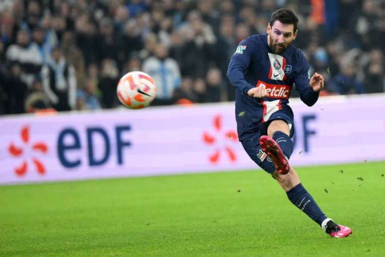 Messi sofreu pancada contra o Marseille (Foto: NICOLAS TUCAT / AFP)