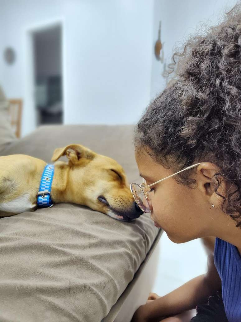 Gabrielly e o cão da família