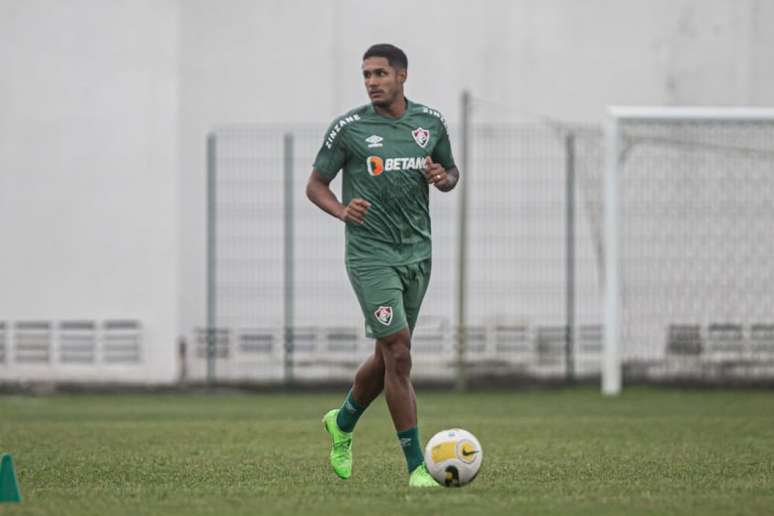 Cris Silva returns to training with the Fluminense group, but the future remains undefined