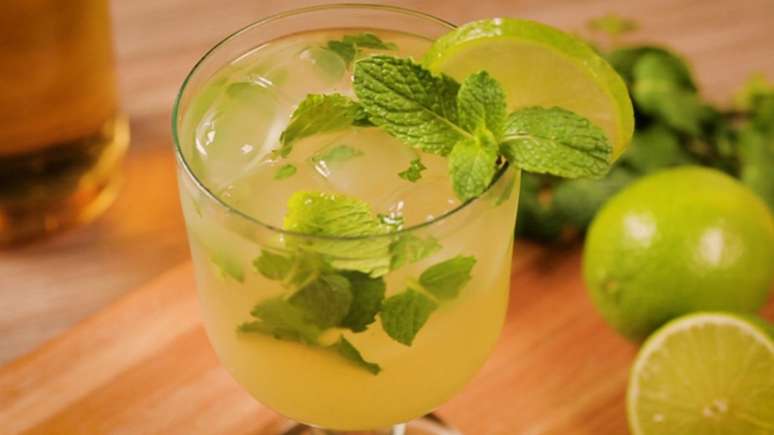 O mojito brasileirinho é um dos drinks refrescantes desta lista