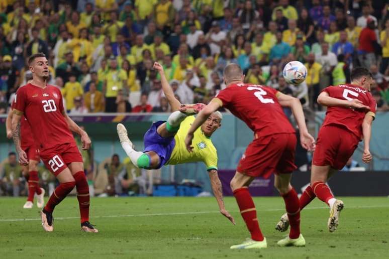 Golaço de Richarlison contra a Sérvia é candidato ao Puskás (Foto: ADRIAN DENNIS / AFP)