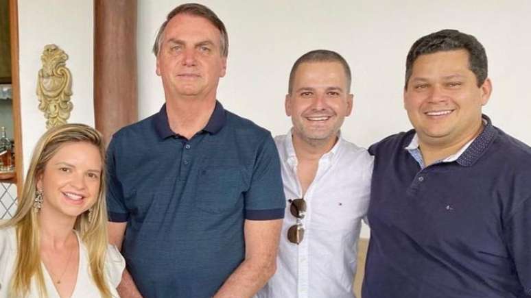 O advogado André Godinho, entre o ex-presidente Jair Bolsonaro e o senador Davi Alcolumbre