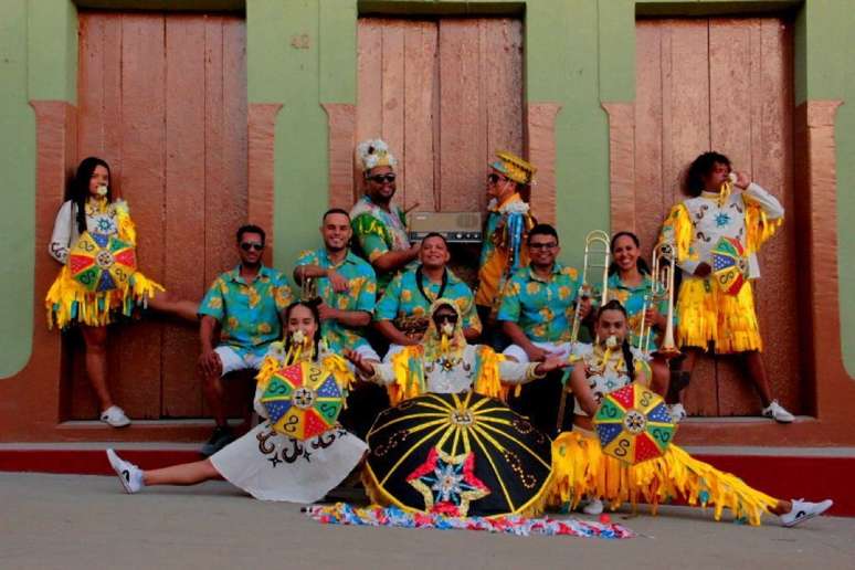 A Orquestra Zezé Corrêa é constituída por 14 integrantes, jovens trabalhadores dos canaviais e criadores do frevo rural