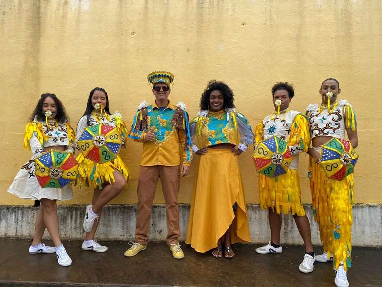 O verde, o azul e o amarelo representam o sol, o céu e os canaviais da Zona da Mata de Pernambuco, de onde sai o frevo rural