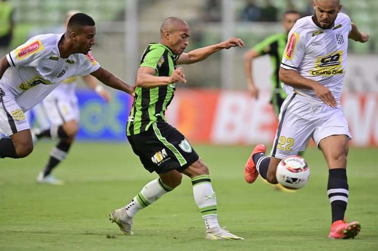 O Coelho começou bem o jogo, teve algumas complicações, mas coneguiu sair com os três pontos-(Mourão Panda/América-MG)