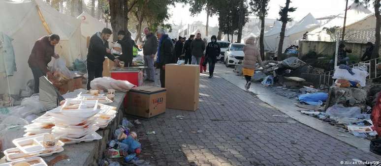 Distribuição de alimentos ocorre ao lado de lixo acumulado em Hatay