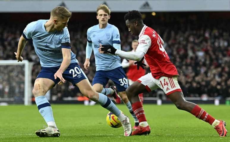 Arsenal sai na frente, mas cede empate para o Brentford em mais um tropeço  pela Premier League