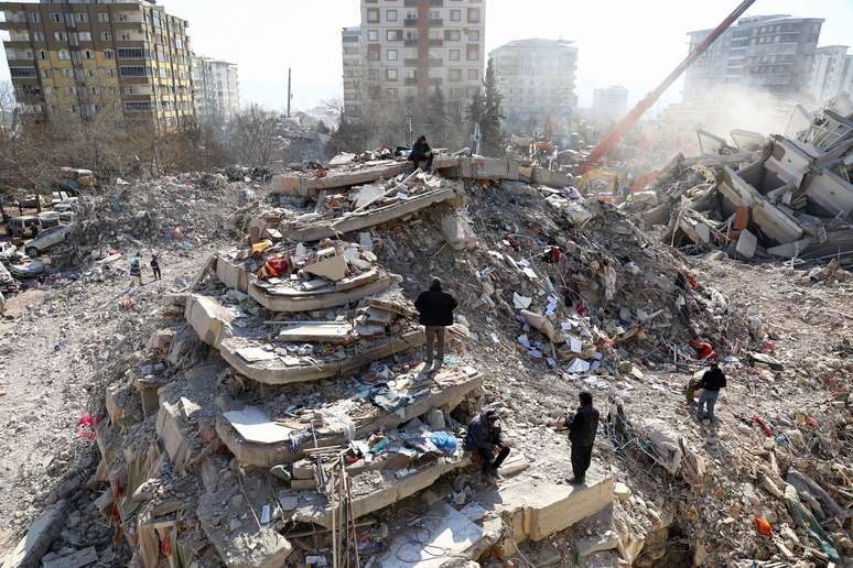 Socorristas procuram por vítimas de terremoto em Kahramanmaras, na Turquia