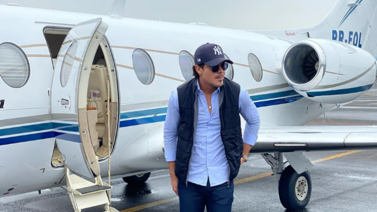 Ant&ocirc;nio Neto Ais ao lado de jatinho que foi vendido nos &uacute;ltimos dias