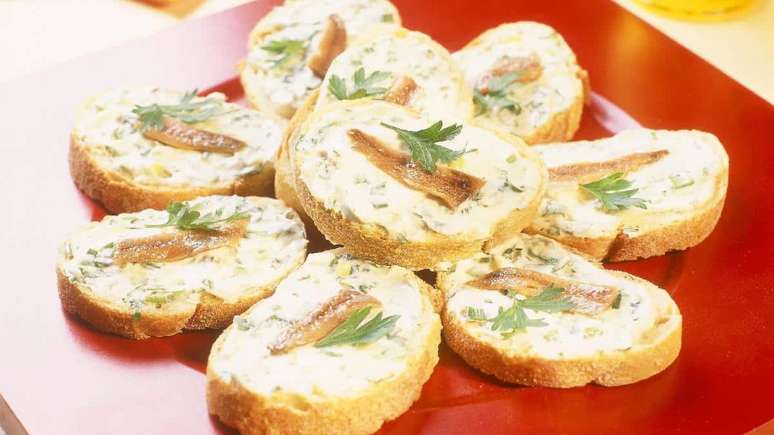 Canapés com pasta de salsinha