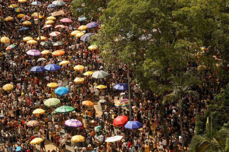 Acadêmicos do Baixo Augusta desfila nas imediações da Avenida Paulista