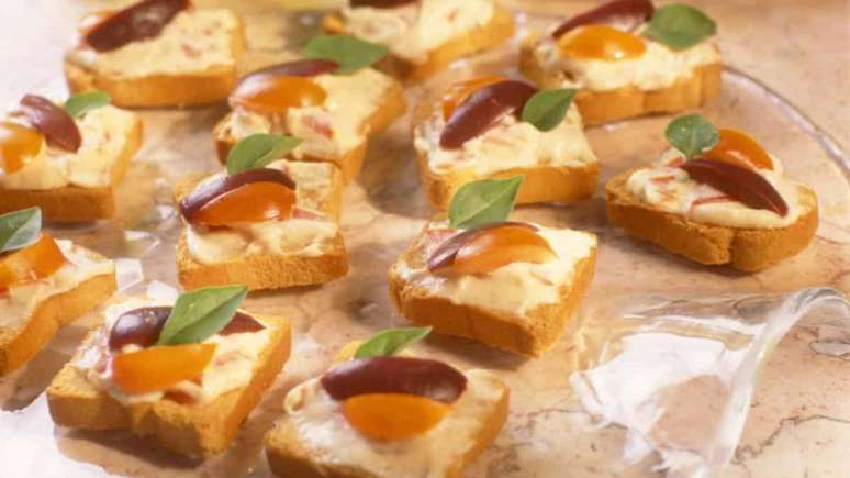 Canapés com tomate