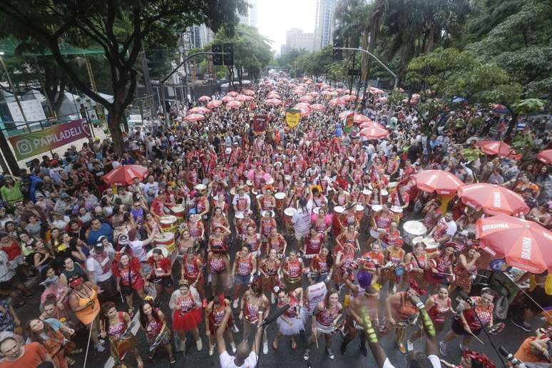 Bloco de rua Bangalafumenga no pré-carnaval de São Paulo 