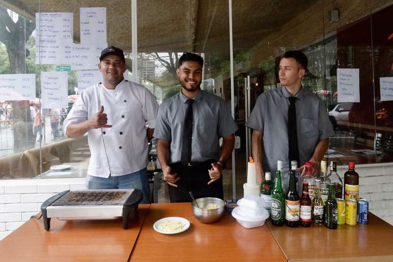 Inovação: bistrô na Faria Lima vende aperitivos na calçada durante o pré-carnaval.