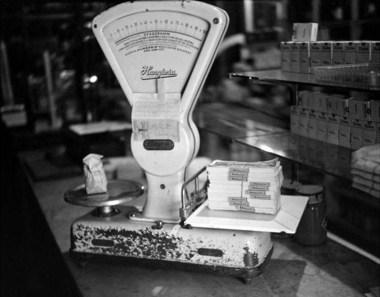 Um ma&ccedil;o de pengős sendo pesado para pagar mercadorias em uma loja de Budapeste em janeiro de 1946