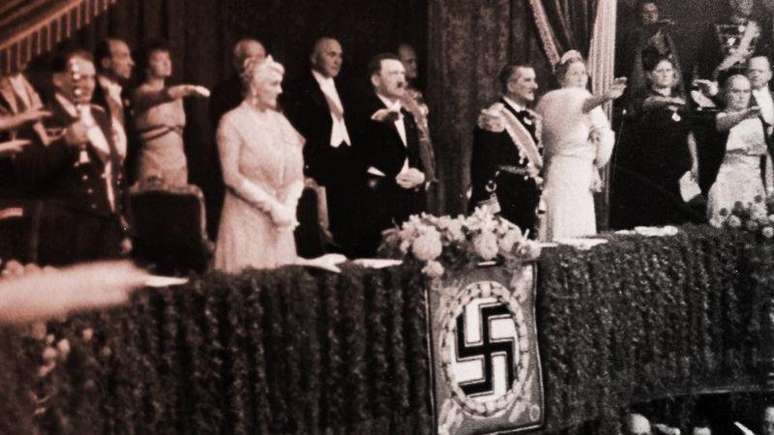 Almirante von Horthy, o regente oficial do Reino da Hungria, e sua esposa na &Oacute;pera de Berlim em uma apresenta&ccedil;&atilde;o de "Lohengrin" de Richard Wagner com Adolf Hitler em 25 de agosto de 1938 em Berlim, Alemanha