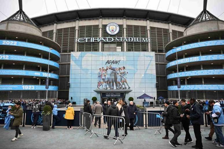 Torcida do Manchester City protesta contra a Premier League após acusações