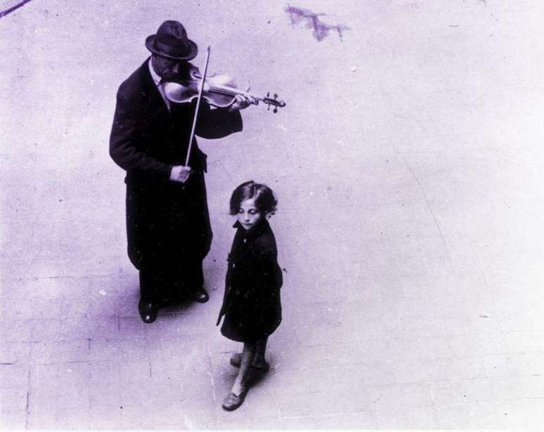 Em 1947 m&uacute;sicos como este violinista, que antes tocavam em orquestras, ainda tinham que ganhar a vida nas ruas.