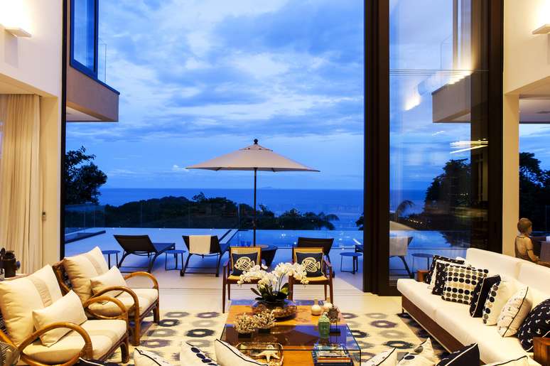 Para dar leveza aos ambientes e deix&aacute;-los prop&iacute;cios para o descanso, a designer de interiores introduziu cores claras, vidros, espelhos e materiais nobres como madeira, que se contrap&otilde;em ao mar intenso de S&atilde;o Pedro e &agrave; natureza da Serra do Mar.