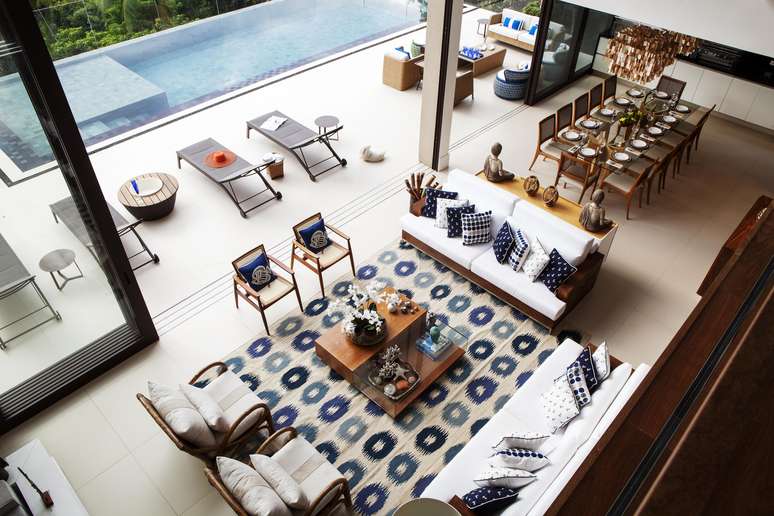 Como os clientes gostam muito de ficar a s&oacute;s, mas tamb&eacute;m apreciam reunir os amigos, Giseli optou pela integra&ccedil;&atilde;o dos ambientes. Com isso, a circula&ccedil;&atilde;o fica mais fluida e todos podem interagir mesmo em c&ocirc;modos diferentes.