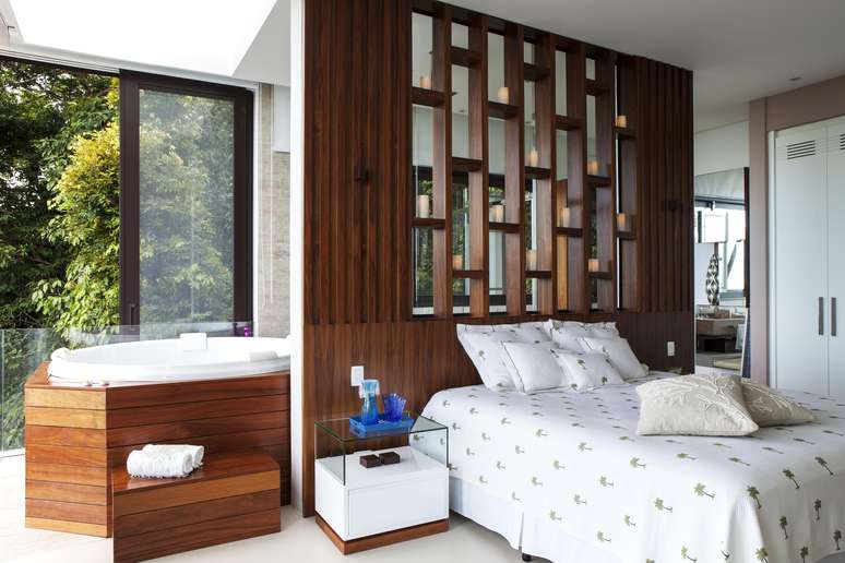 Su&iacute;te principal tem toda a sofistica&ccedil;&atilde;o que esse ambiente merece. A mercen&aacute;ria se destaca pela est&eacute;tica. O c&ocirc;modo ainda conta com uma hidromassagem ao lado da cama.