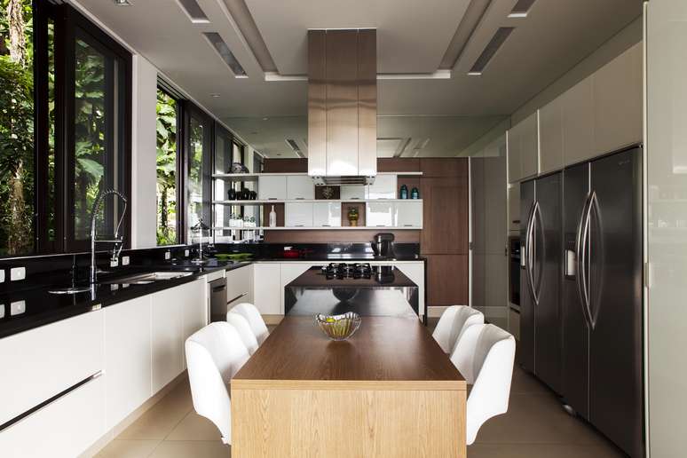 Al&eacute;m de extensa, a cozinha do projeto proporciona praticidade aos moradores. Atrav&eacute;s da marcenaria planejada, Giseli trouxe funcionalidade e beleza para o ambiente.