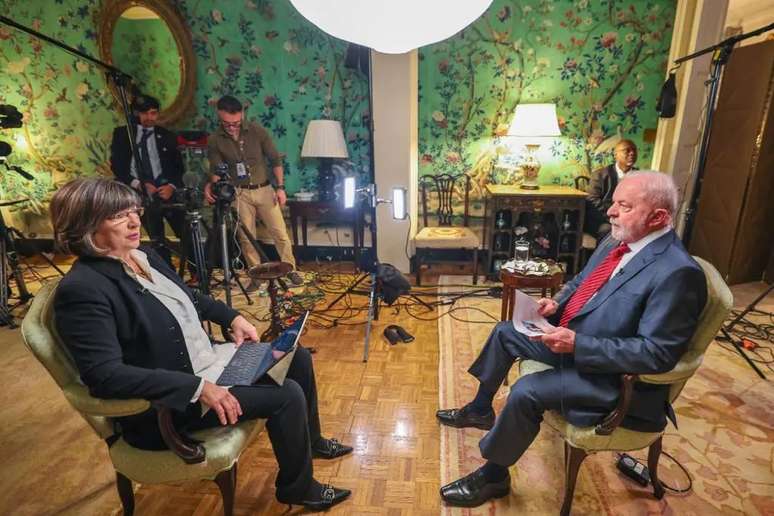 Amanpour e Lula na gravação na Blair House, onde o presidente ficou hospedado a convite de Joe Biden
