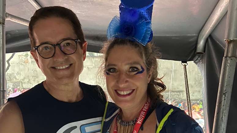 Carlos Tramontina curte o carnaval ao lado de sua esposa, Rosana Gerard. 