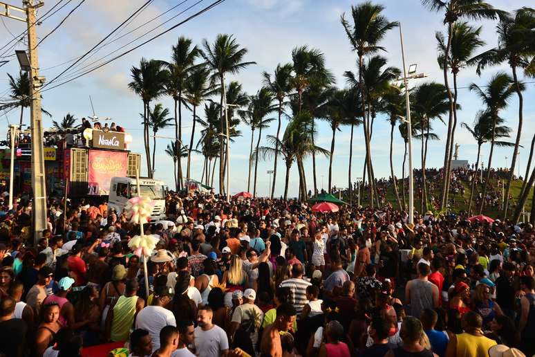 Foliões vão às ruas curtir o pré-carnaval de Salvador 