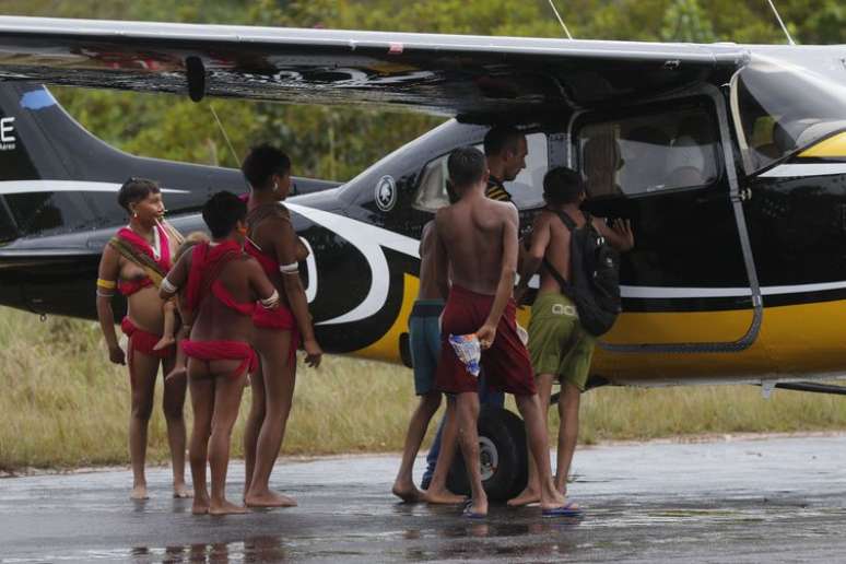 Surucucu (RR), 09/02/2023 - Indígenas yanomami acompanham deslocamento de equipes e material da Força Nacional do SUS no Aeroporto de Surucucu