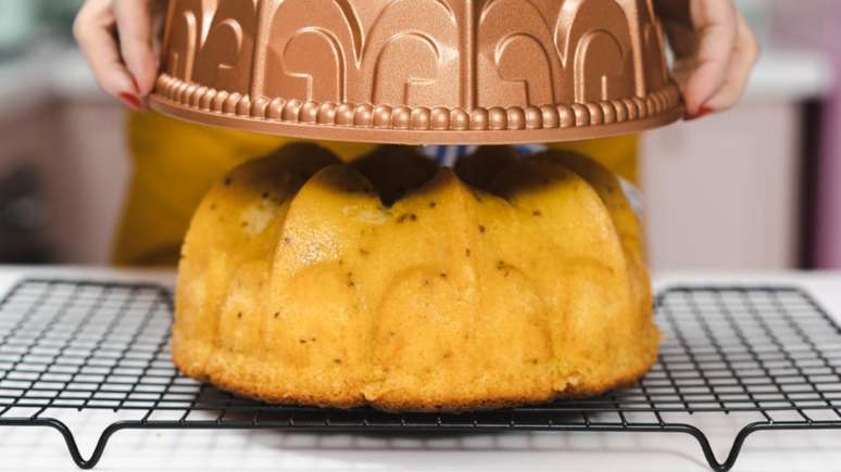 Confeiteira ensina receita de bolo de fubá amanteigado