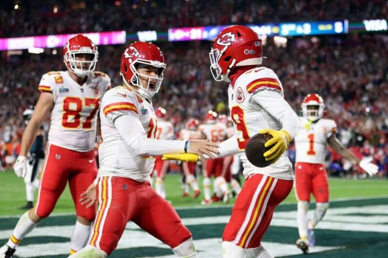 Mahomes conduziu a vitória dos Chiefs passando para 3 TDs e 182 jardas (GREGORY SHAMUS via AFP)