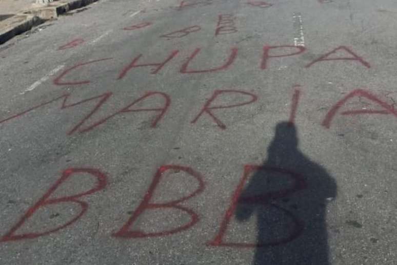 Ofensas homofóbicas foram pichadas nas ruas do estádio Independência - Foto: Reprodução