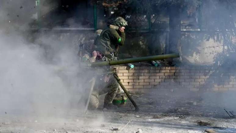 Tropas ucranianas estão obstinadamente protegendo Bakhmut em meio a ataques russos ferozes