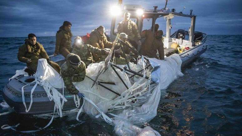 Navios e mergulhadores dos EUA ainda estão à procura de destroços de um balão abatido na costa da Carolina do Sul