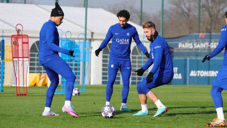 Mbappé treina com o grupo na véspera do duelo pela Champions League (Foto: Divulgação/PSG)